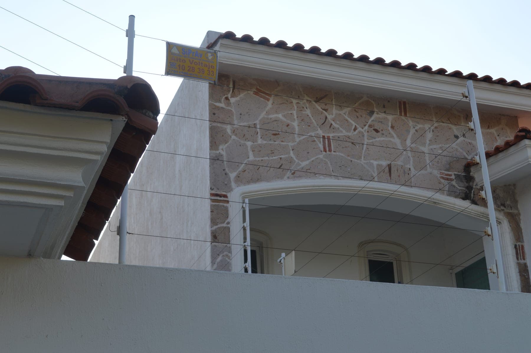 Cerca eléctrica sobre el acceso de cantera de una residencia