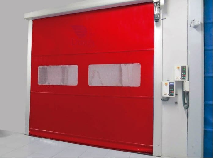 Puerta rápida roja con dos ventanillas rectangulares en el interior de una nave