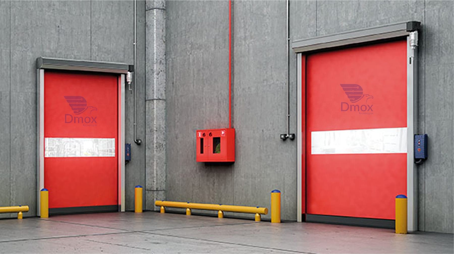 Puertas rápidas rojas en un acceso exterior de concreto con postes protectores