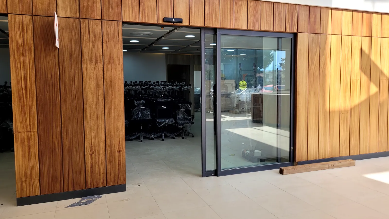Puerta automática peatonal de cristal en la entrada de un local comercial
