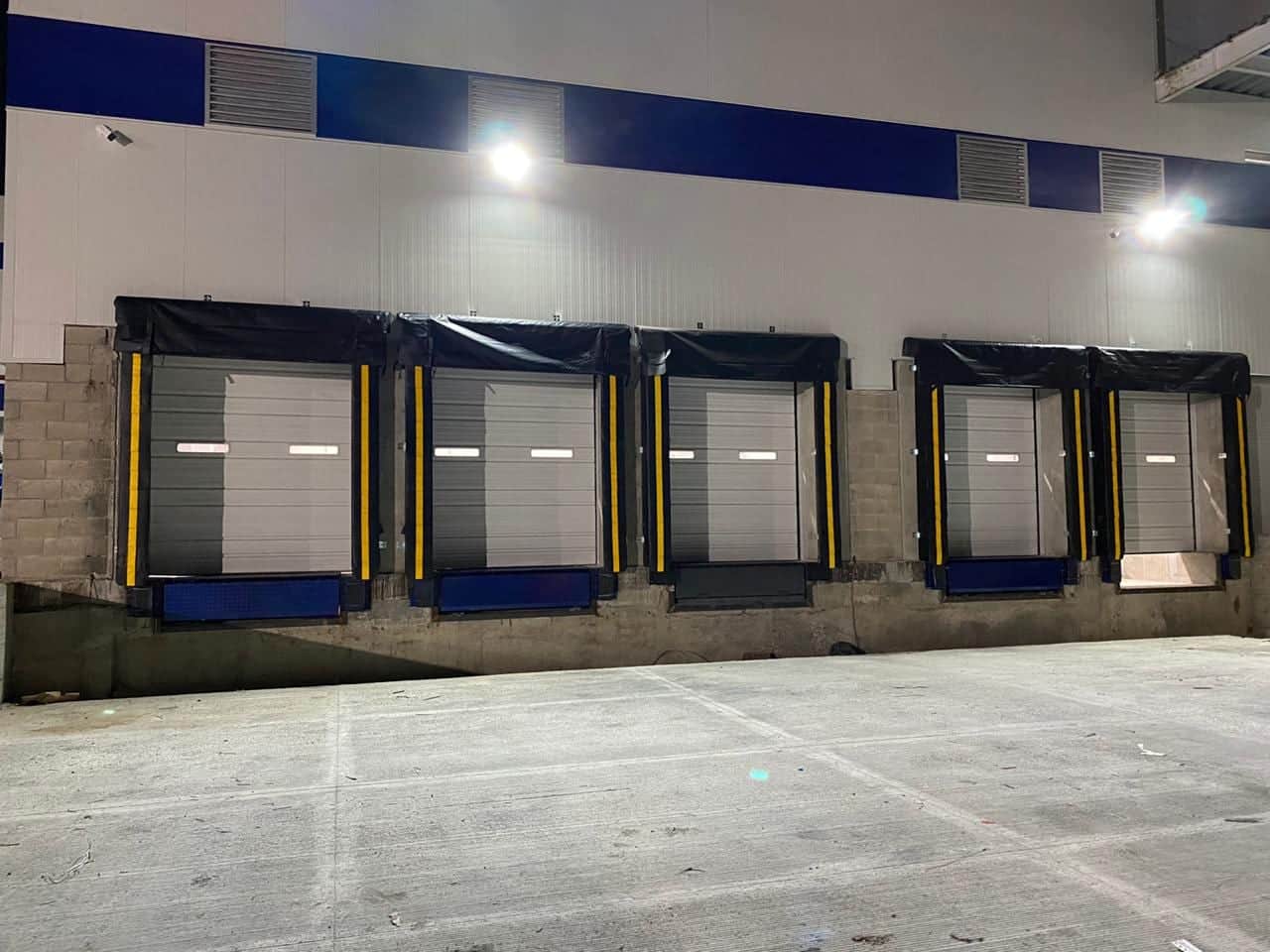 Andén de carga de una bodega en operación nocturna