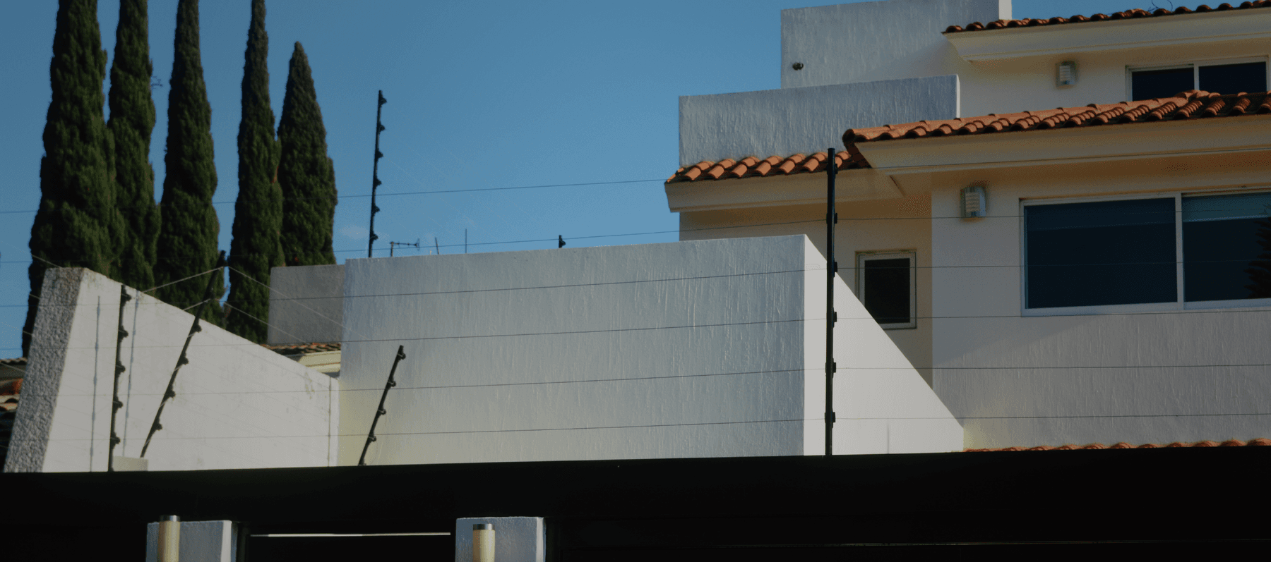 Cerca eléctrica instalada sobre la barda perimetral de una casa en Guadalajara, Jalisco